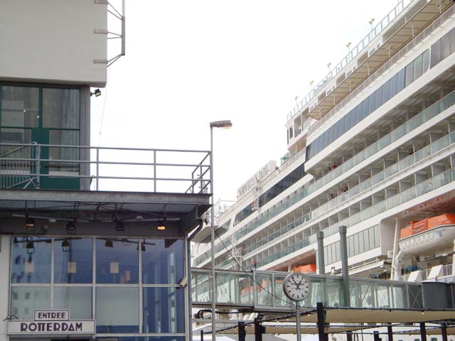 Cruiseschip ms Norwegian Jade aan de Cruise Terminal Rotterdam